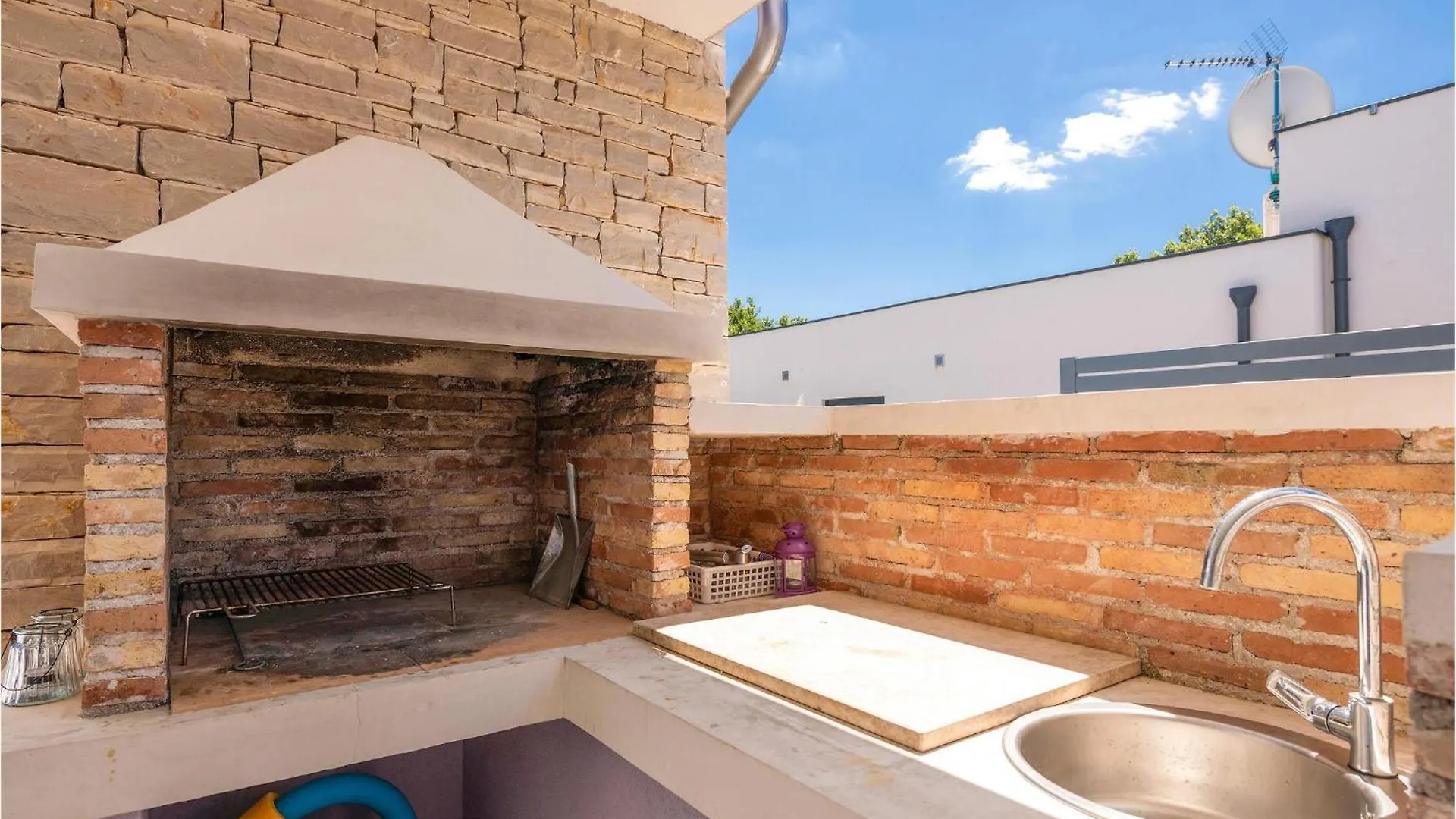 Amazing Home In Marici With Kitchen Veli Turini
